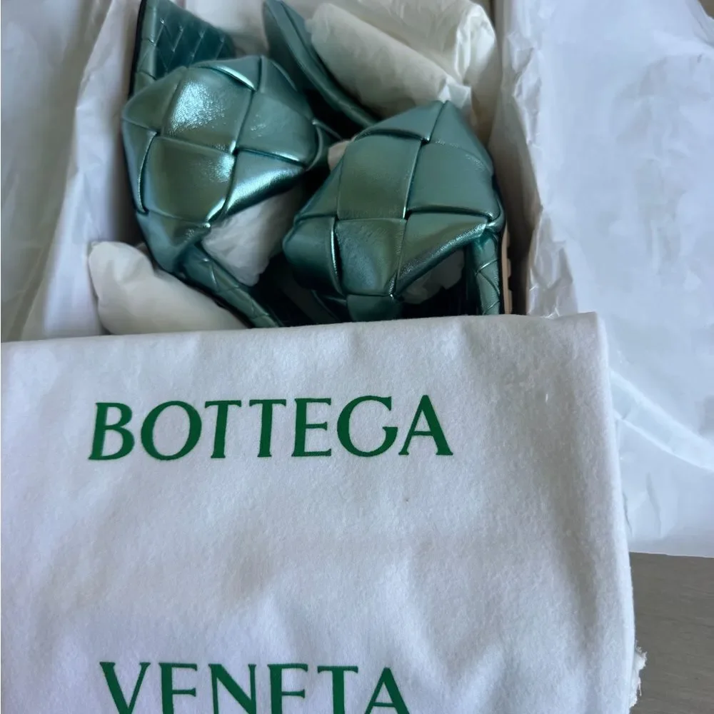 NIB Bottega Veneta ‘Lido Sandal’ Metallic Icy Moon Weave Heels size 39